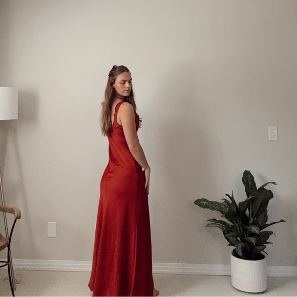 VICI COLLECTION: Silky Red Dress - Picture 2 of 7